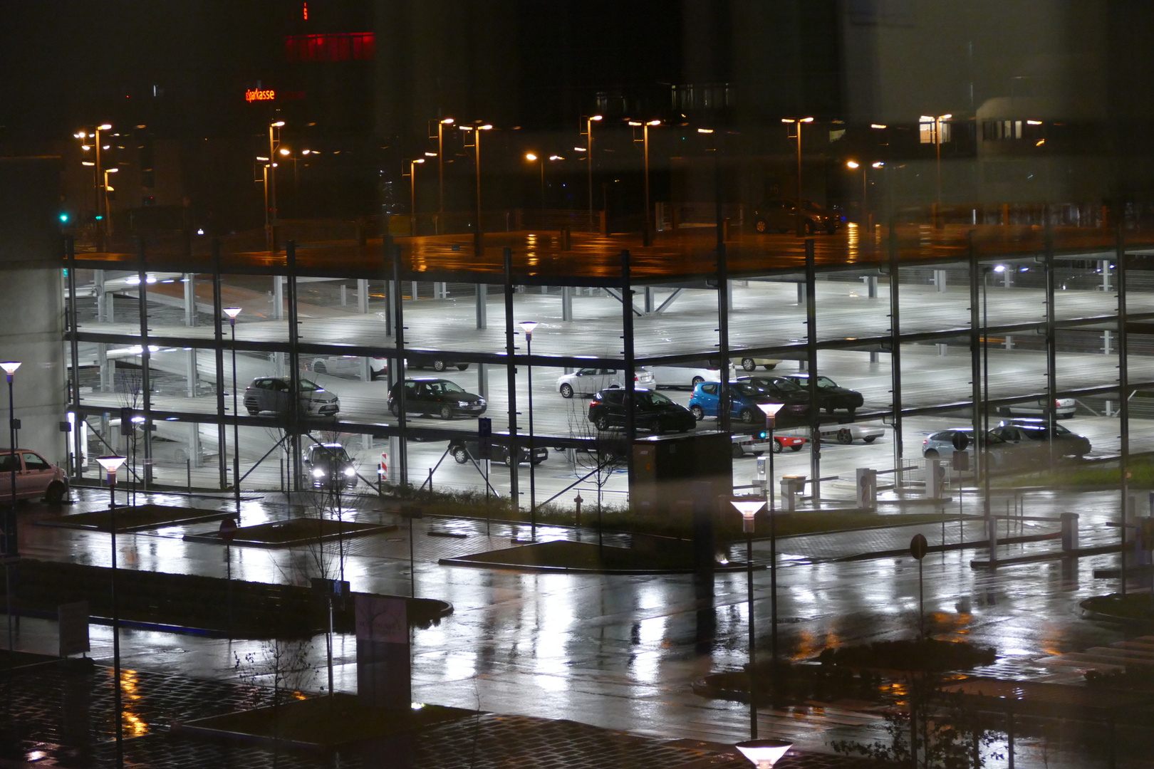 Parkhaus Krankenhaus Bad Homburg nachts mit Regen