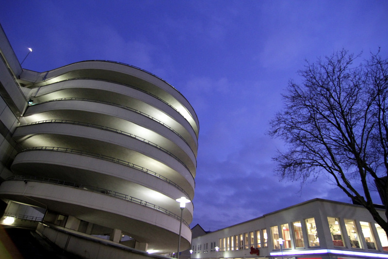 Parkhaus-Rondell im Abendlicht