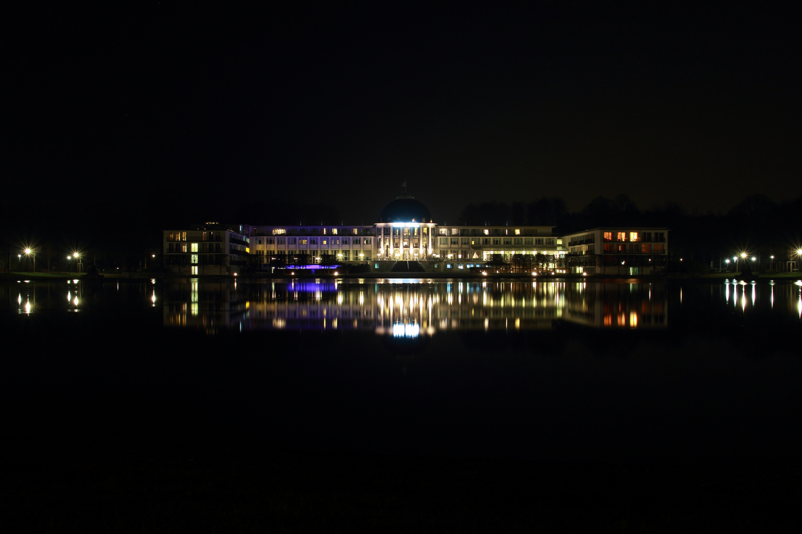 Parkhotel am See bei Nacht