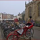 Parking à vélos près de la place du marché et de l’Eglise Ste Marie la Grande  --  Cambridge