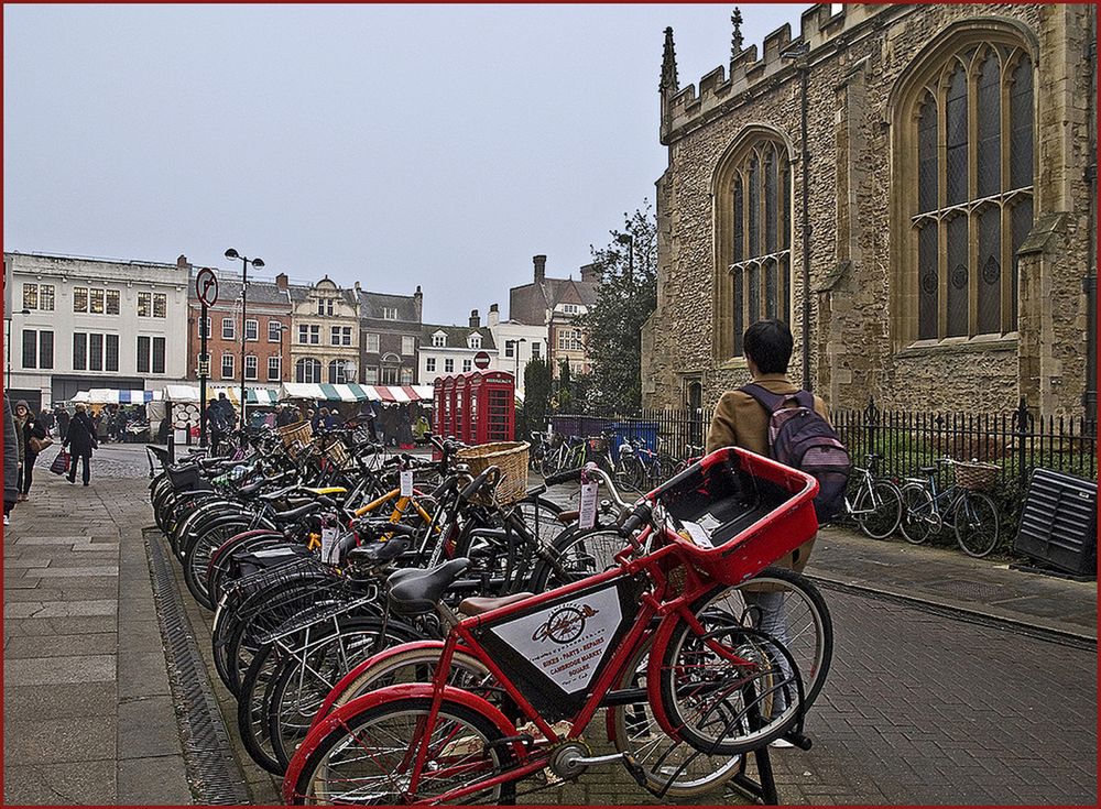 Parking à vélos près de la place du marché et de l’Eglise Ste Marie la Grande  --  Cambridge