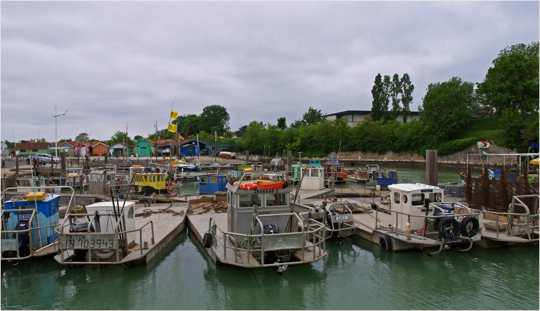 « Parking » de « plates » au port du Château d’Oléron -- « Parkplatz » für « Plates » im Hafen von