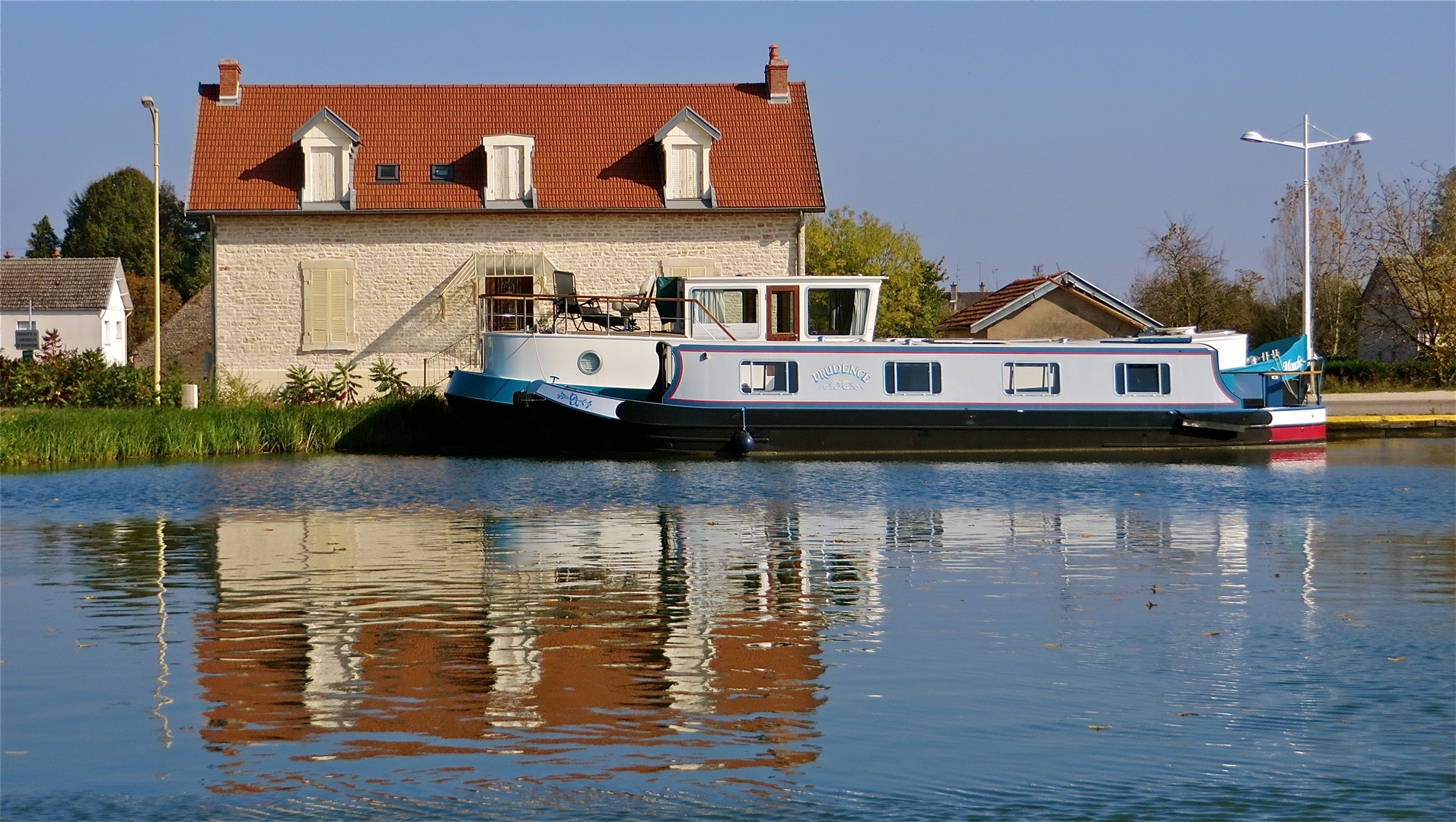 ...parking devon la maison !!!...