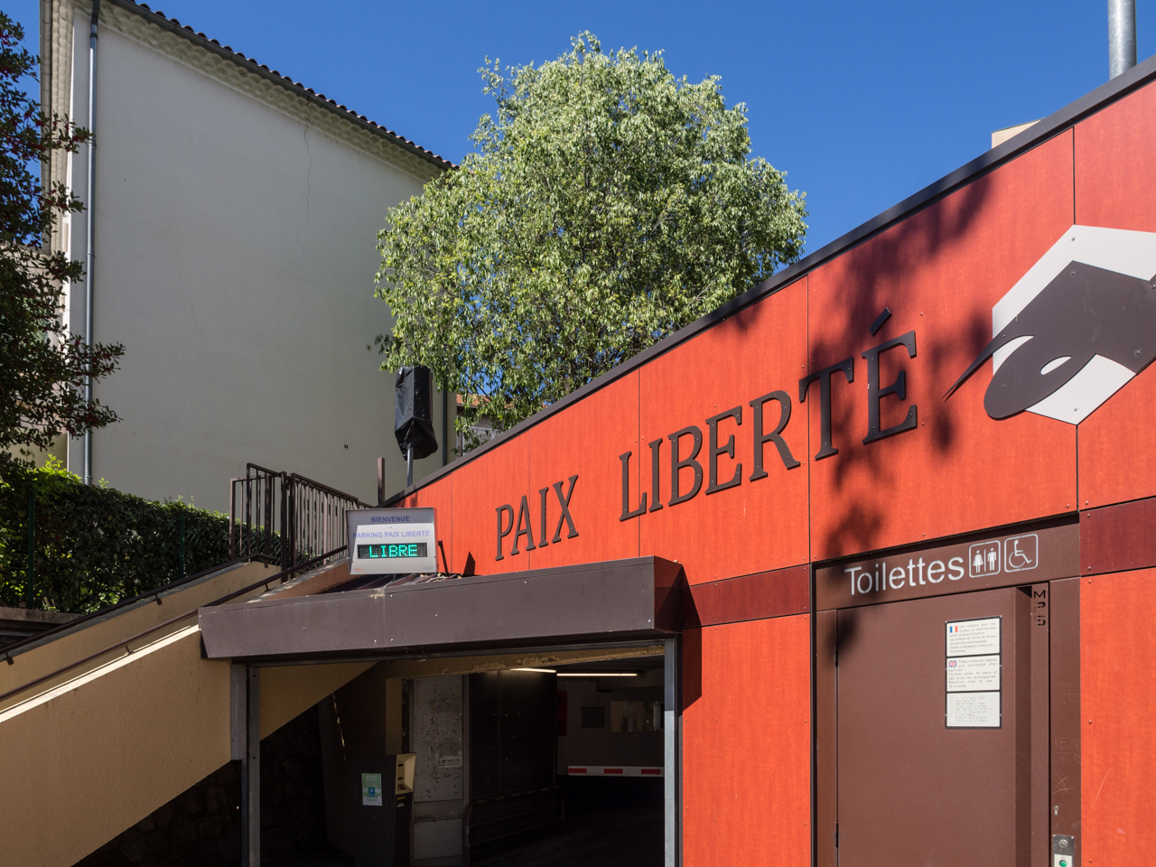 parking payant et toilettes publiques