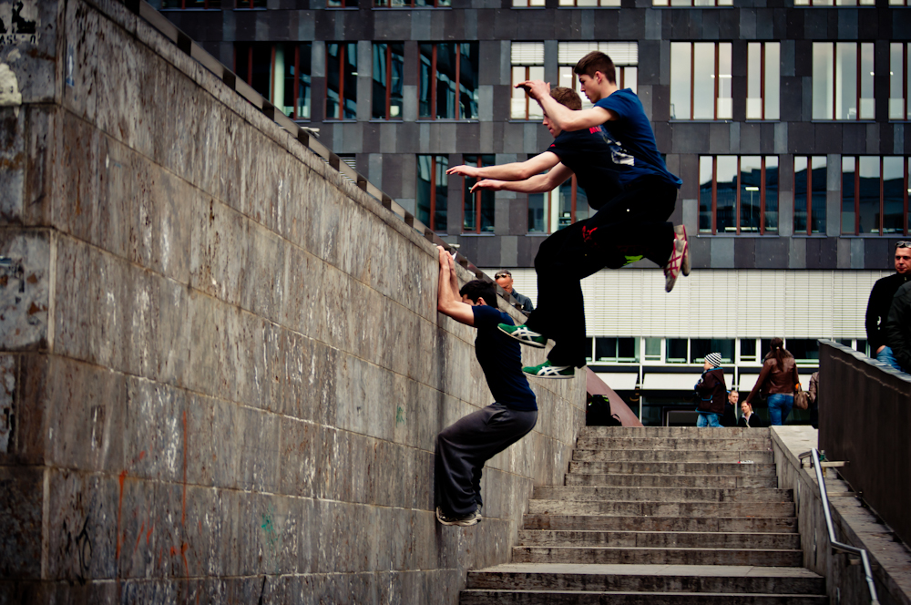 parkour fyling to the wall