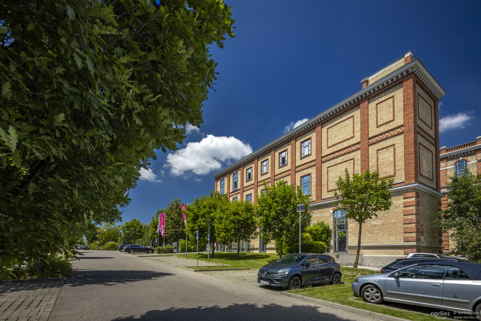 Parkplätze vor dem Fabrikschloss