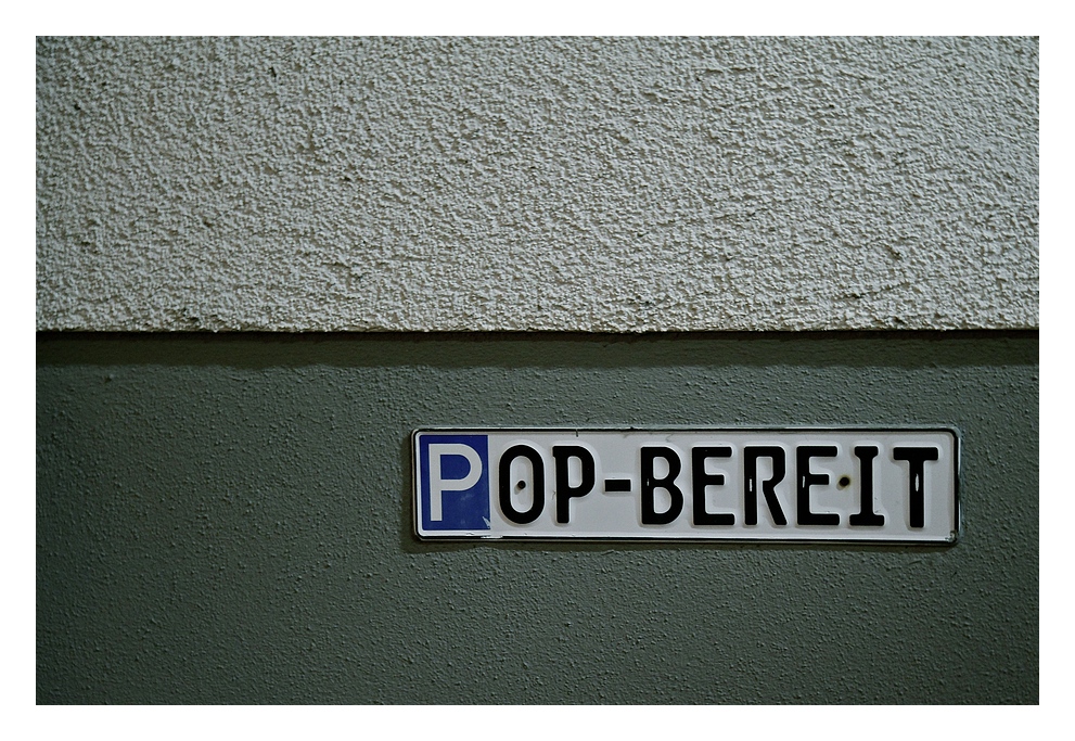 Parkplatz der OP-Bereitschaft vor einem Krankenhaus ;-) POP-BEREIT? von Bonker Design 