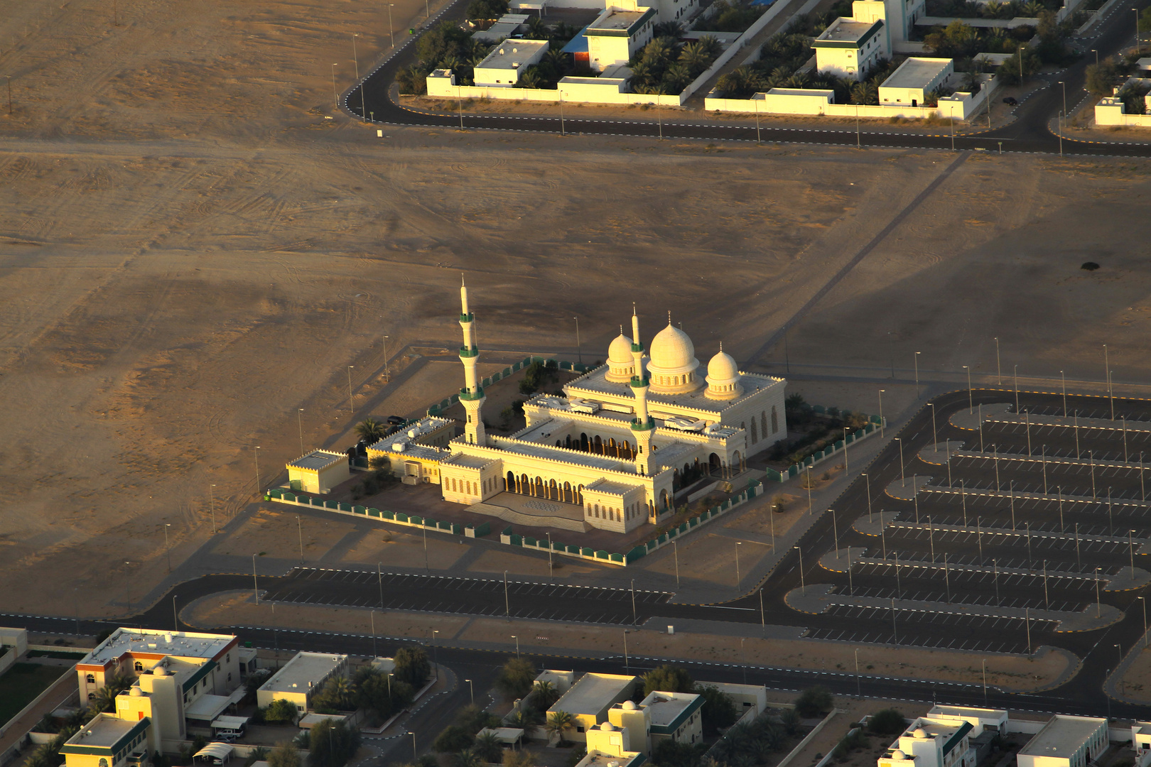 Parkplatz mit Moschee