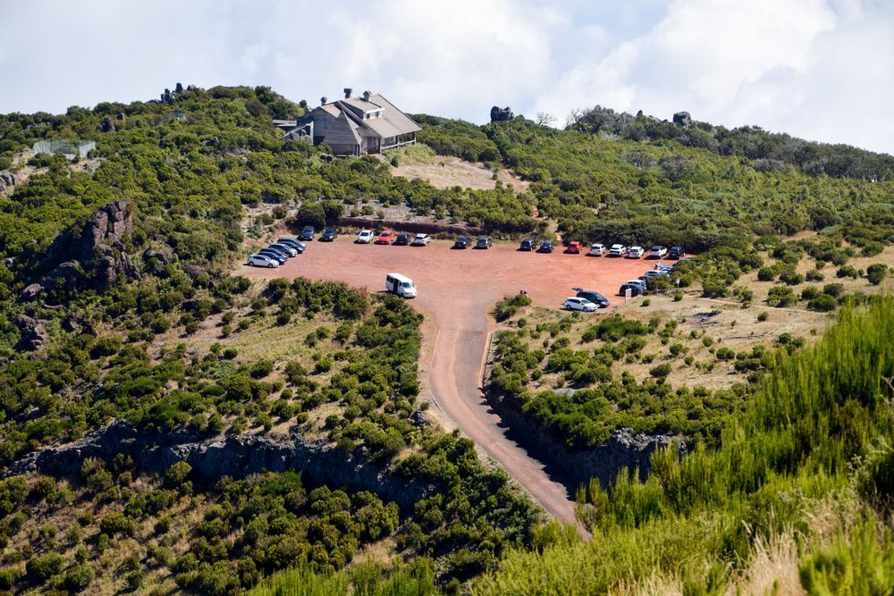 Parkplatz mit roter Erde auf Madeira