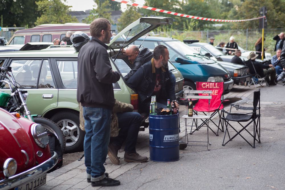 Parkplatz-Motorhaubensitzen-V03