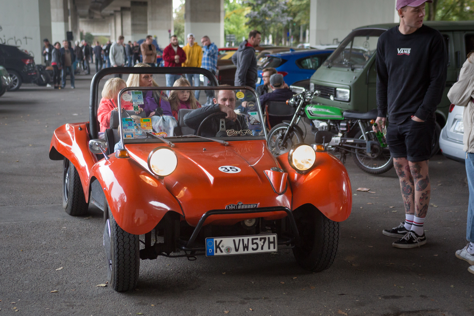 Parkplatz-Motorhaubensitzen-V10