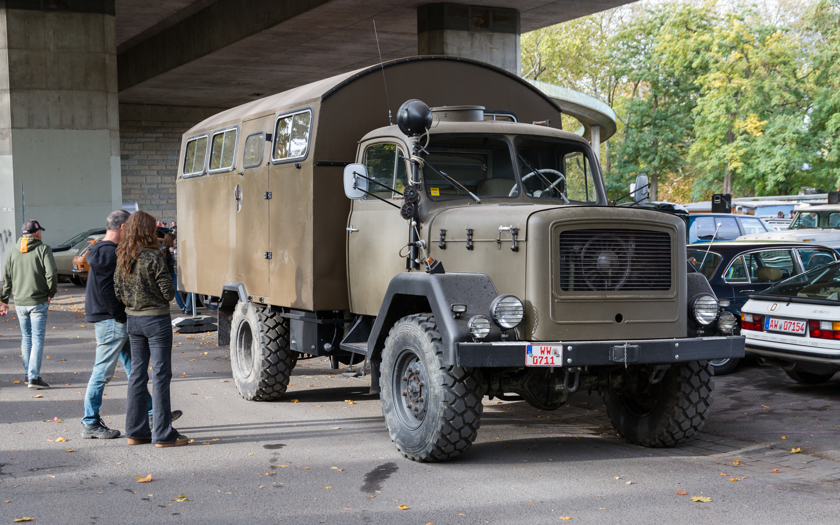 Parkplatz-Motorhaubensitzen-V14