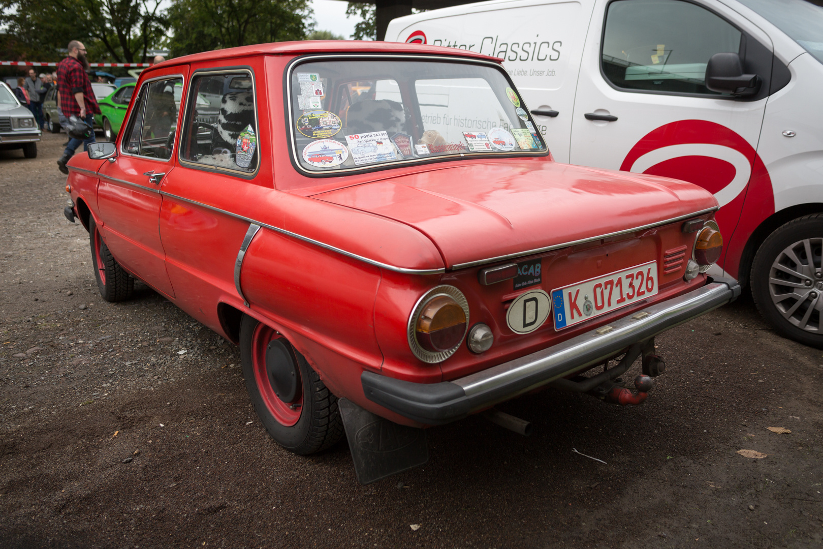 Parkplatz-Motorhaubensitzen-V32