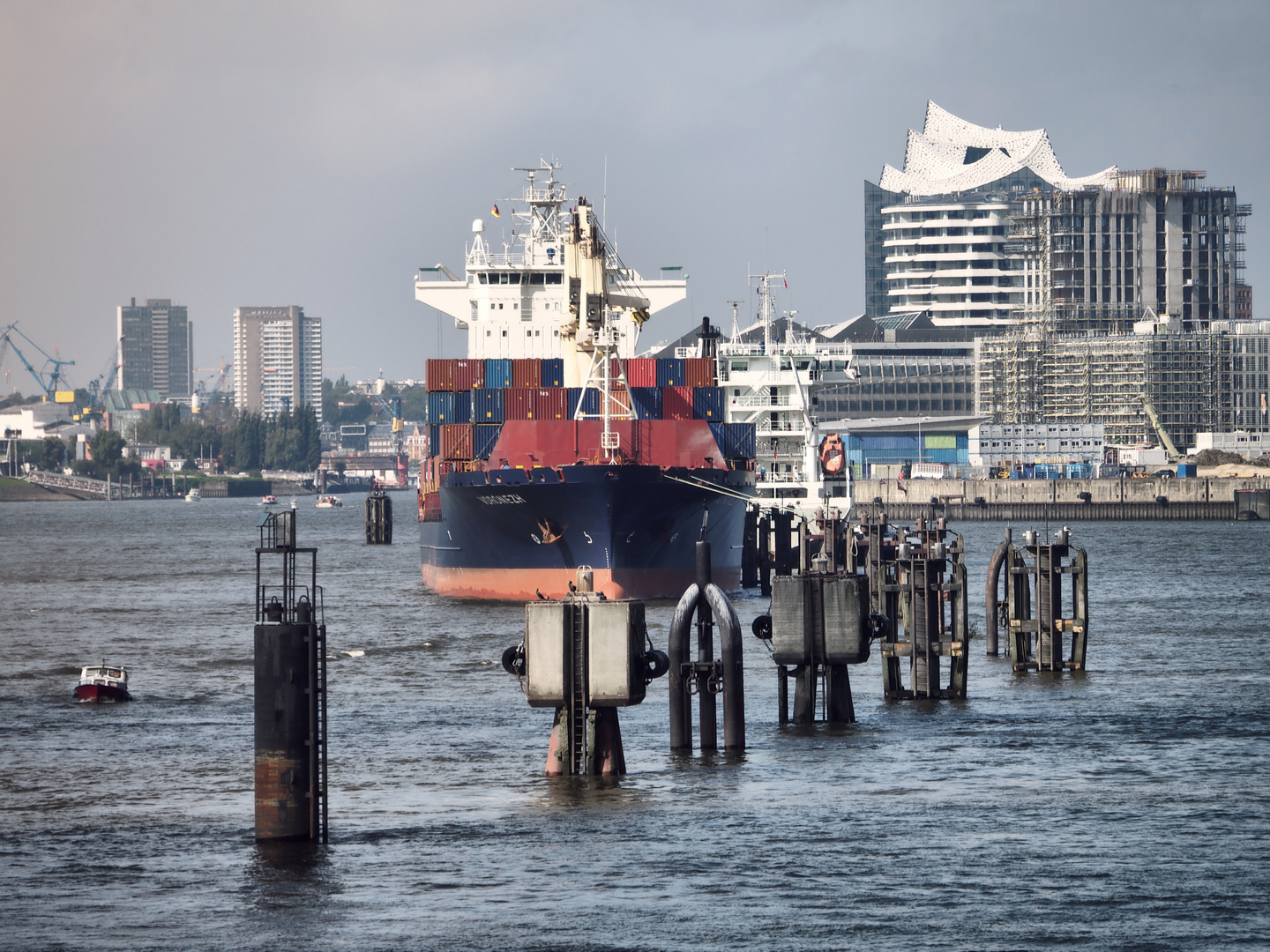 Parkplatz vor der HafenCity Foto & Bild | schiffe und seewege, verkehr ...