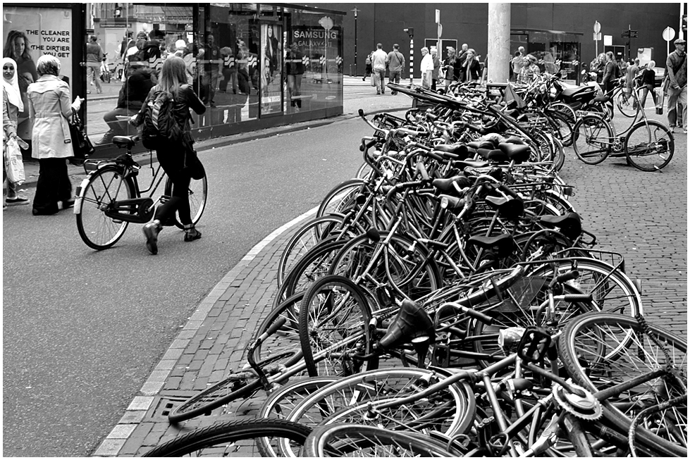 Parkplatzsuche in Amsterdam  - Fahrraddomino