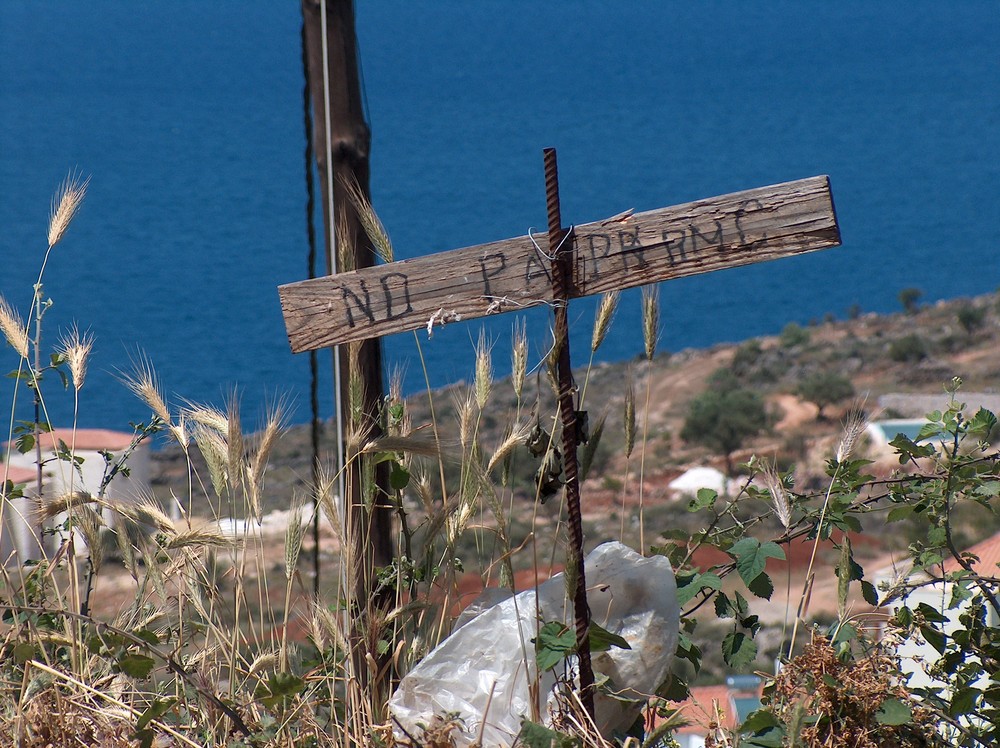 Parkverbotsschild auf Kreta am Hang zum Meer