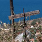 Parkverbotsschild auf Kreta am Hang zum Meer