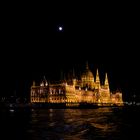 Parlament bei Vollmond