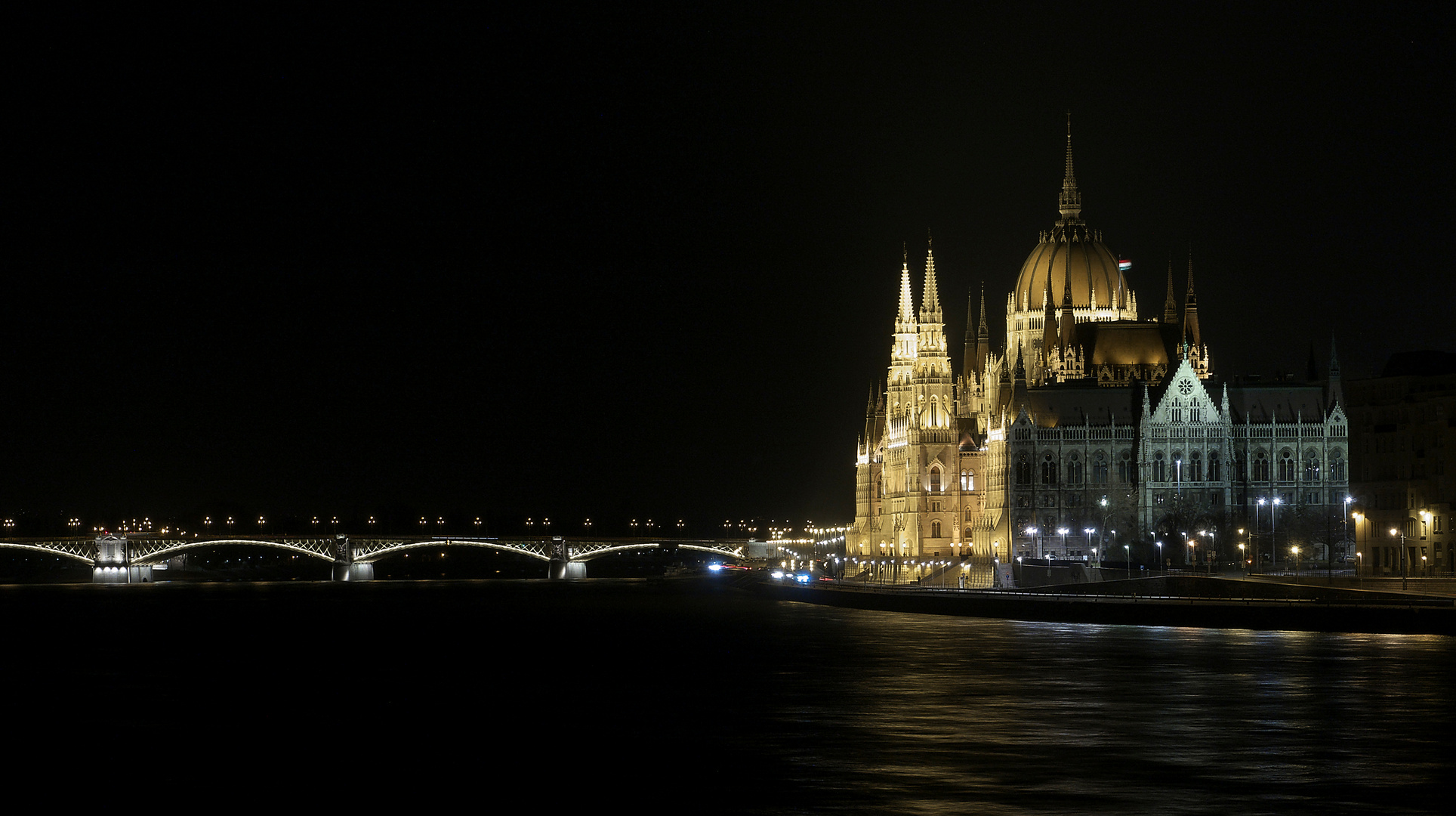 Parlament Budapest (mit Brücke, bei Nacht)