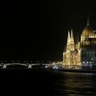 Parlament Budapest (mit Brücke, bei Nacht)
