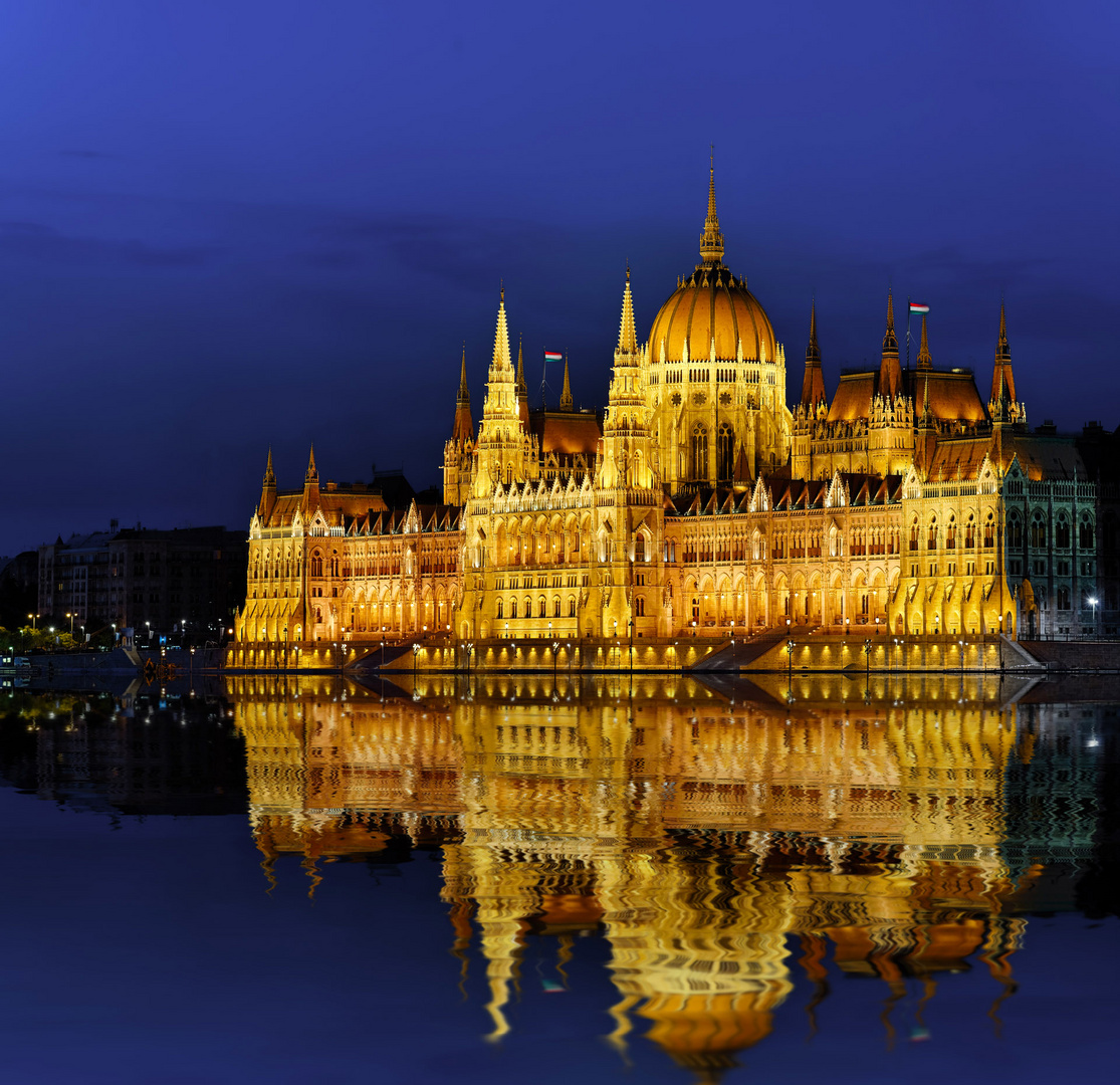 Parlament Budapest Ungarn Nachtaufnahme mit Spiegelung in der Donau