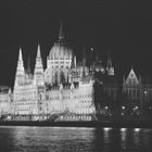 Parlament in Budapest in der Nacht  (low contrast)