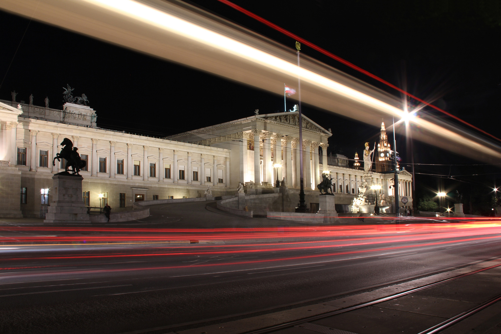 Parlament in rot-weiß-rot