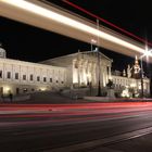 Parlament in rot-weiß-rot