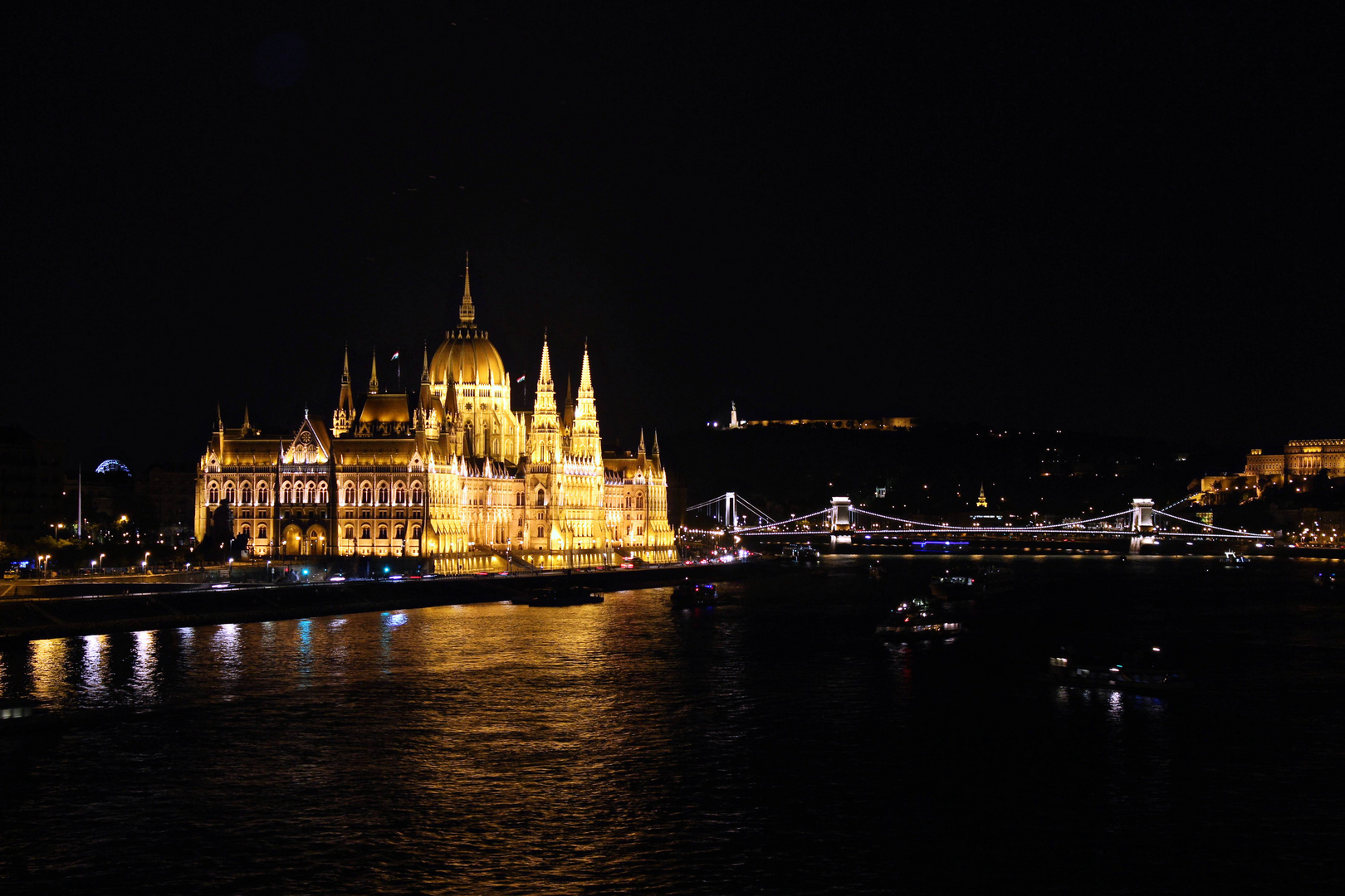 Parlament & Kettenbrücke ...