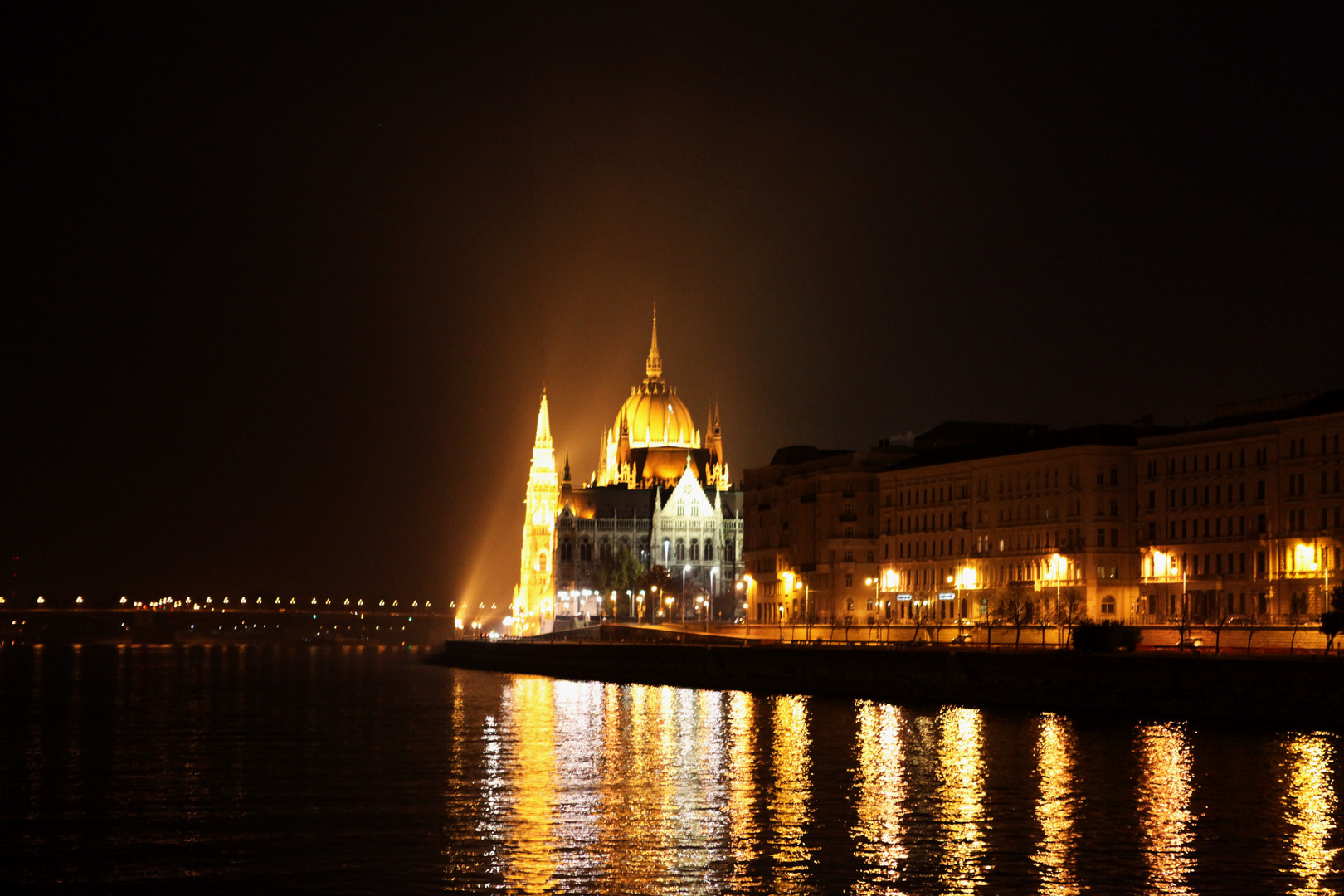 Parlament seitlich bei Nacht