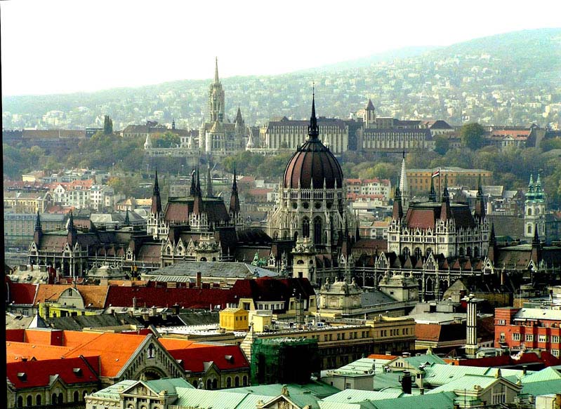 Parlament und "Fischerbastei" in Budapest