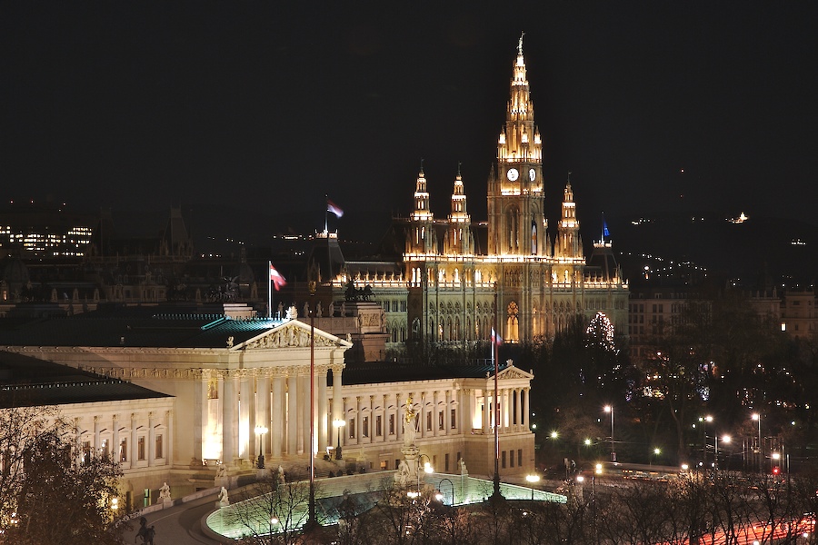 Parlament und Rathaus bei Nacht