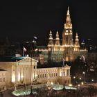 Parlament und Rathaus bei Nacht