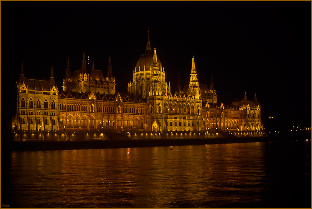 The parliament building on the danube river in budapest, hungary. Budapest Parlament Nacht : Parlament von Budapest Foto & Bild | europe, hungary ...