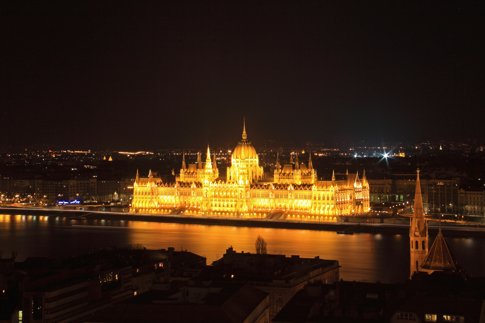 Parlamentsgebäude in Budapest bei Nacht