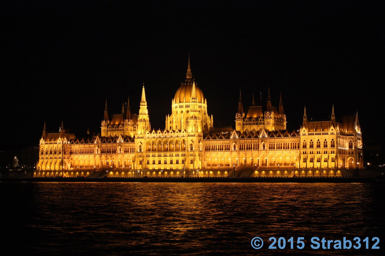 Parlamentsgebäude in Budapest bei Nacht