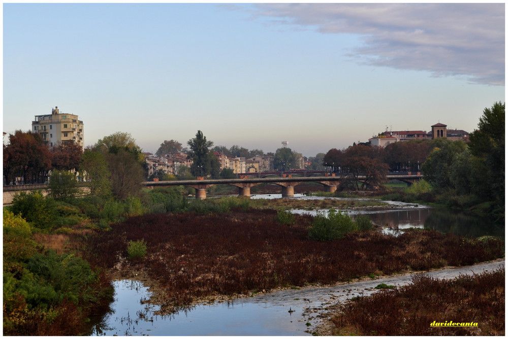 parma in autunno vista da sopra il ponte