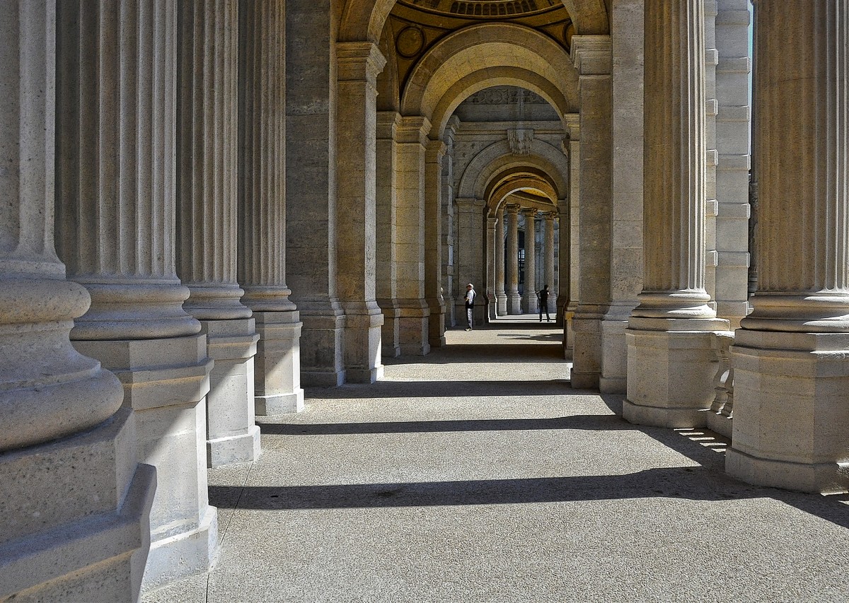 Parmi les colonnes