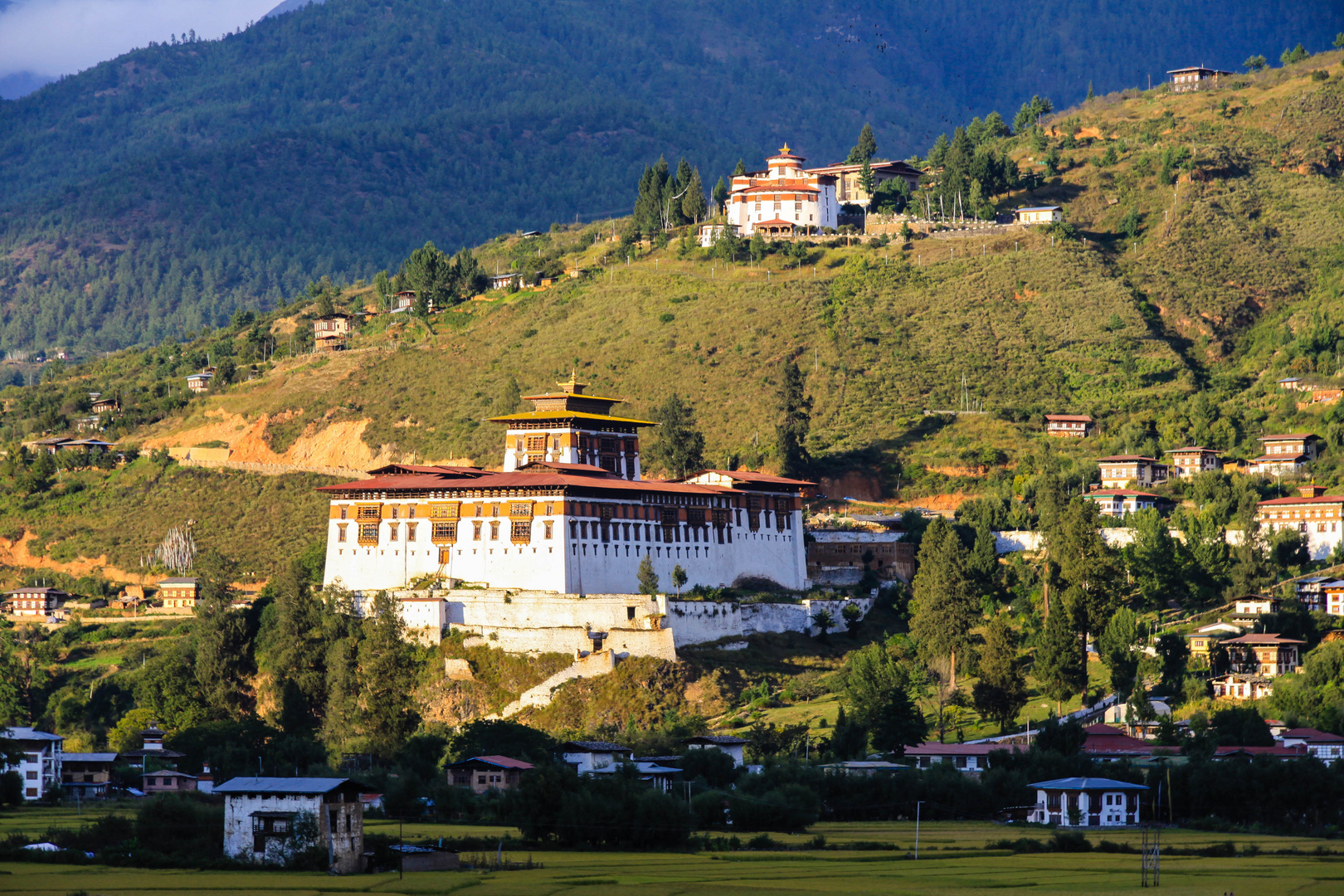 Paro-Dzong mit altem Wachtturm im Abendlicht...