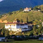 Paro-Dzong mit altem Wachtturm im Abendlicht...