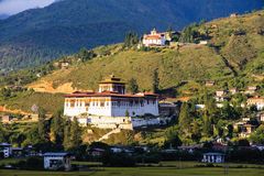 Paro-Dzong mit altem Wachtturm im Abendlicht...