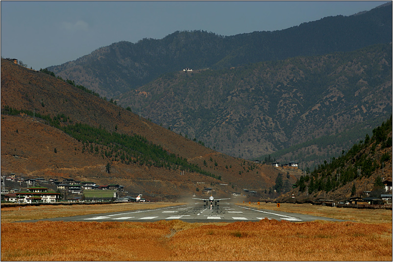 paro - international airport (2200 m)