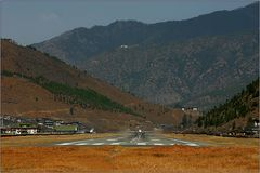 paro - international airport (2200 m)