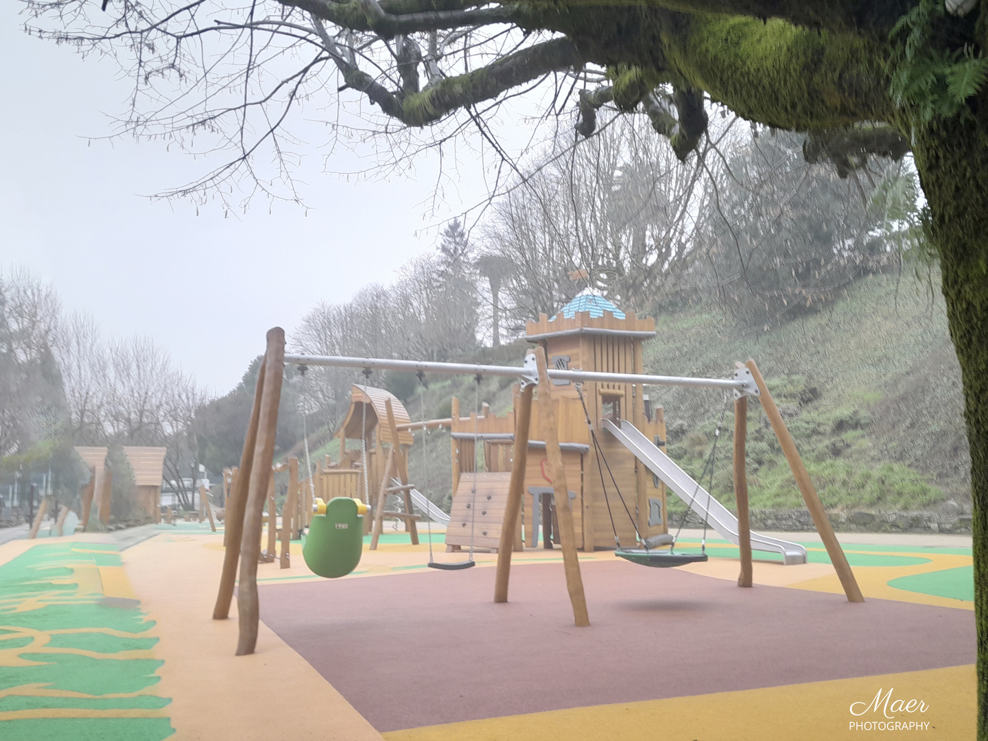 Parque con nieblas y sin niños.