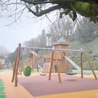 Parque con nieblas y sin niños.