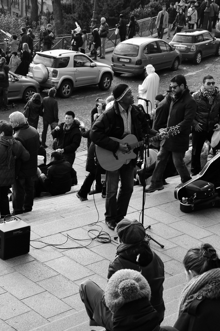 Partage musical au pied du Sacré Coeur ( Montmartre, Paris )