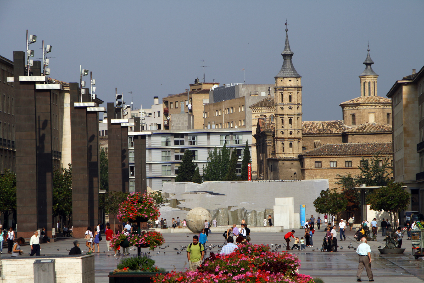 Parte de la plaza del Pilar de Zaragoza