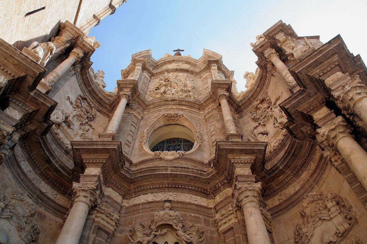 Parte superior de la fachada barroca de la Catedral Santa María de Valencia.