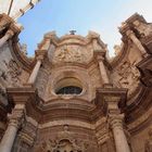 Parte superior de la fachada barroca de la Catedral Santa María de Valencia.