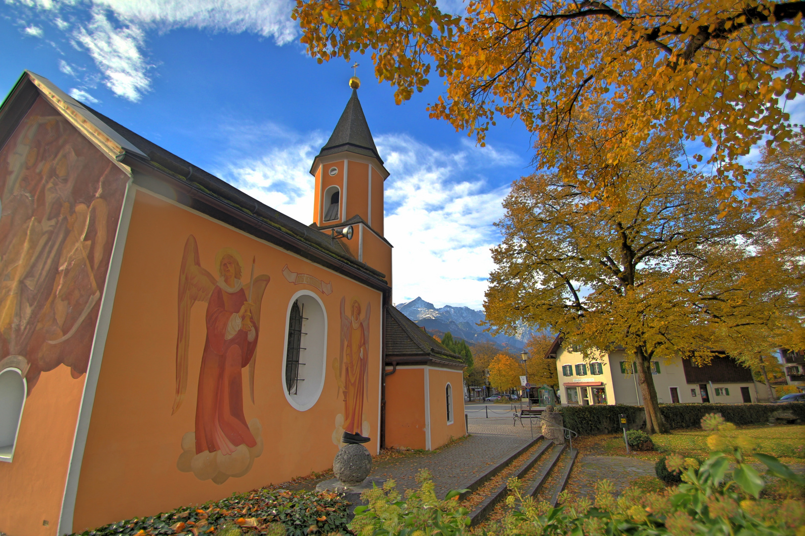 Partenkirchen, Sebastianskirche am ehemaligen Friedhof im herbstlichen Gewand